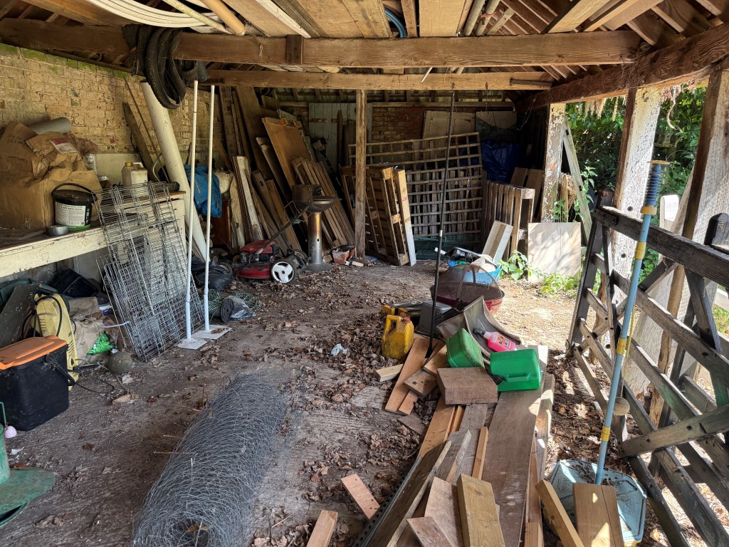 Lot: 35 - STABLES AND LAND WITH PLANNING IN SOUGHT AFTER LOCATION - 